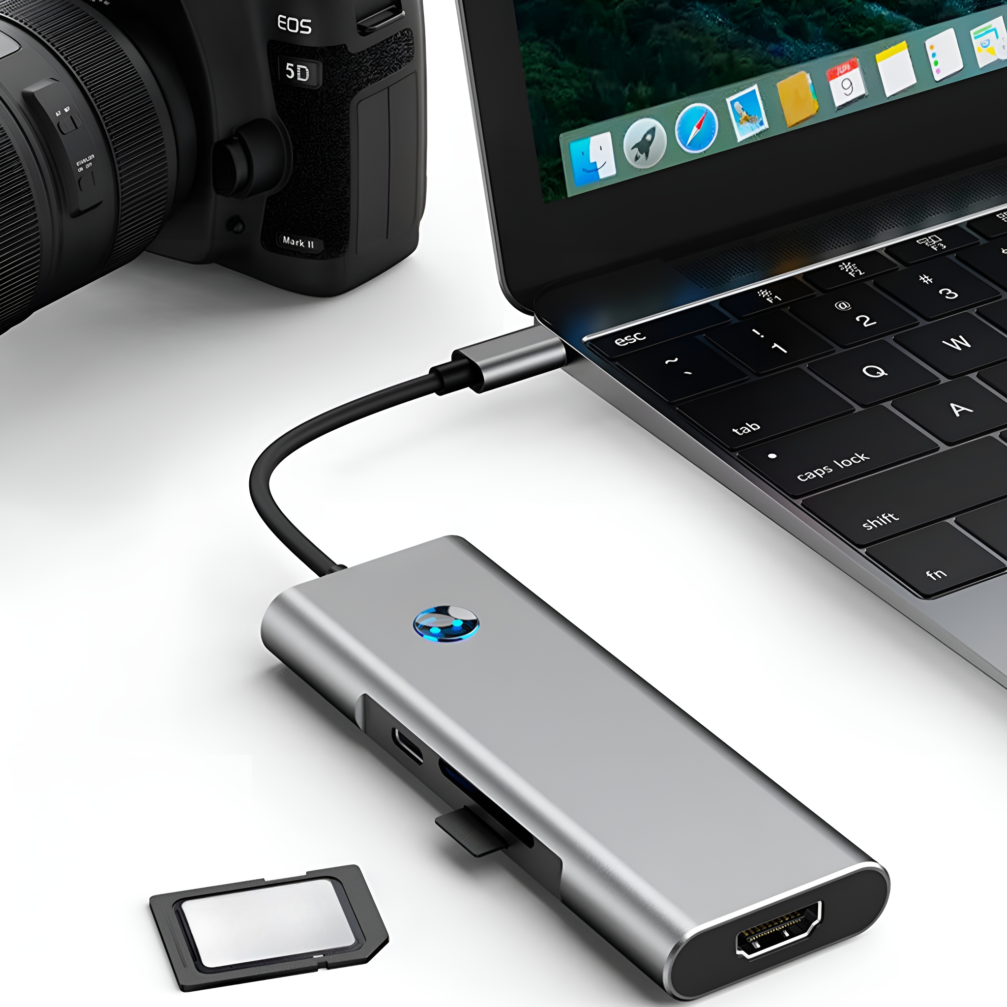 Silberner USB-Hub, der mit einem Laptop und einer Kamera verbunden ist, mit einer SD-Karte.