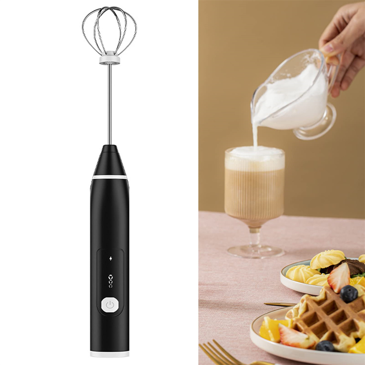 Ein schwarzer Handmixer und ein Glas Latte, das gegossen wird. Außerdem Waffeln und Desserts auf dem Tisch.