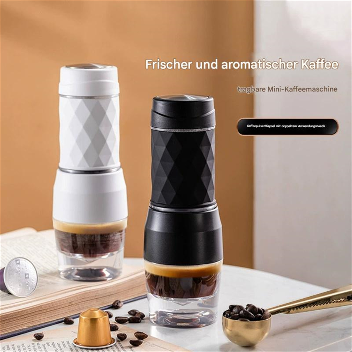 Mini-Espressomaschinen. Eine weiß, eine schwarz. Kaffee, Bohnen und Löffel. Weißer Hintergrund.