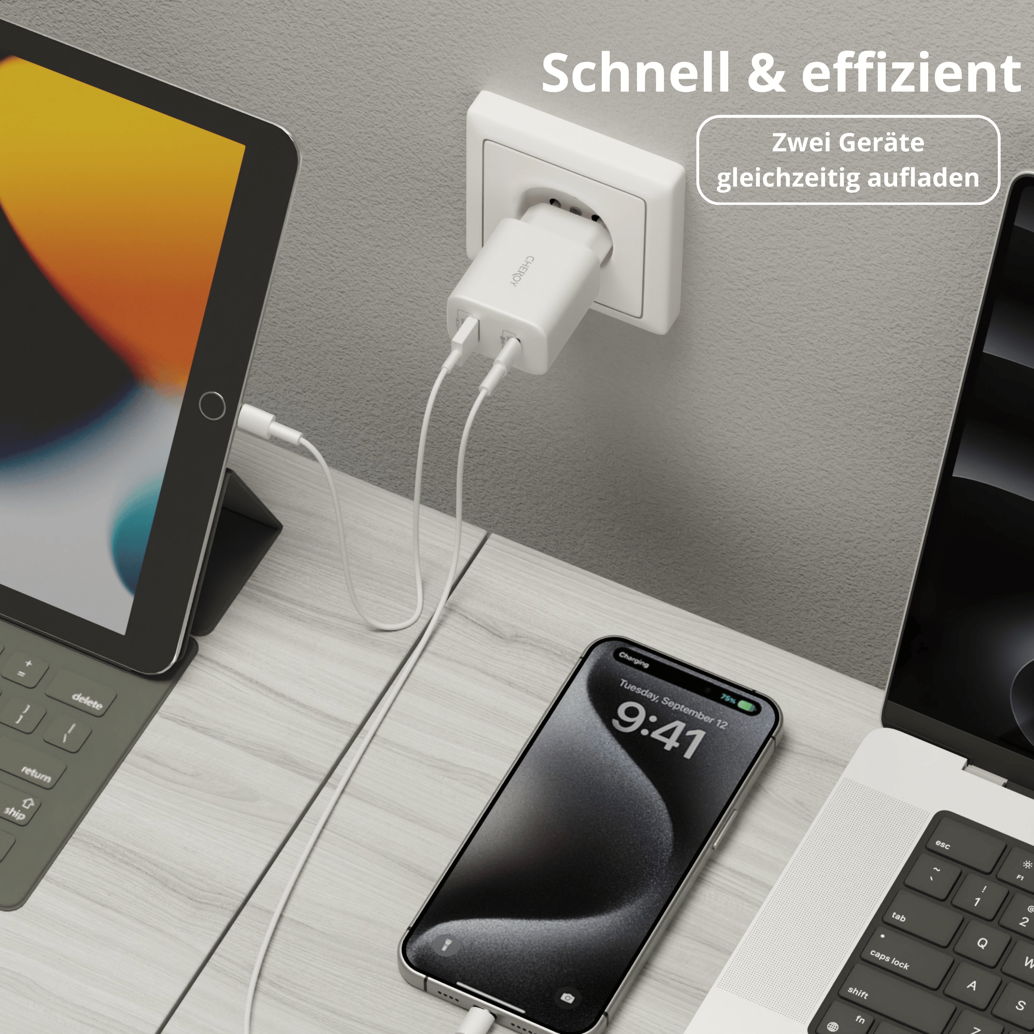 Tablet, Telefon und Ladegerät an der Steckdose. Zeigt den Ladestatus.