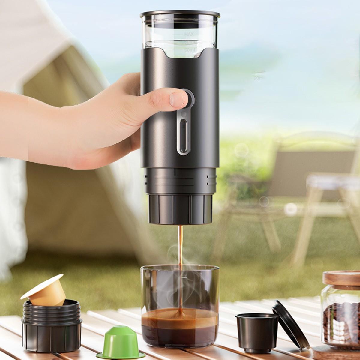 Hand gießt Kaffee aus einer schwarzen tragbaren Maschine in ein Glas. Umgebung im Freien.