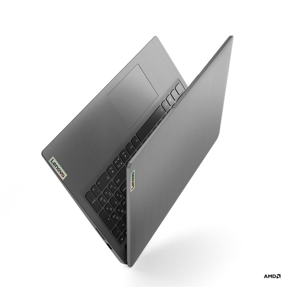 Szary laptop Lenovo, otwarty pod kątem. Klawiatura i ekran są widoczne, z logo Lenovo na pokrywie.