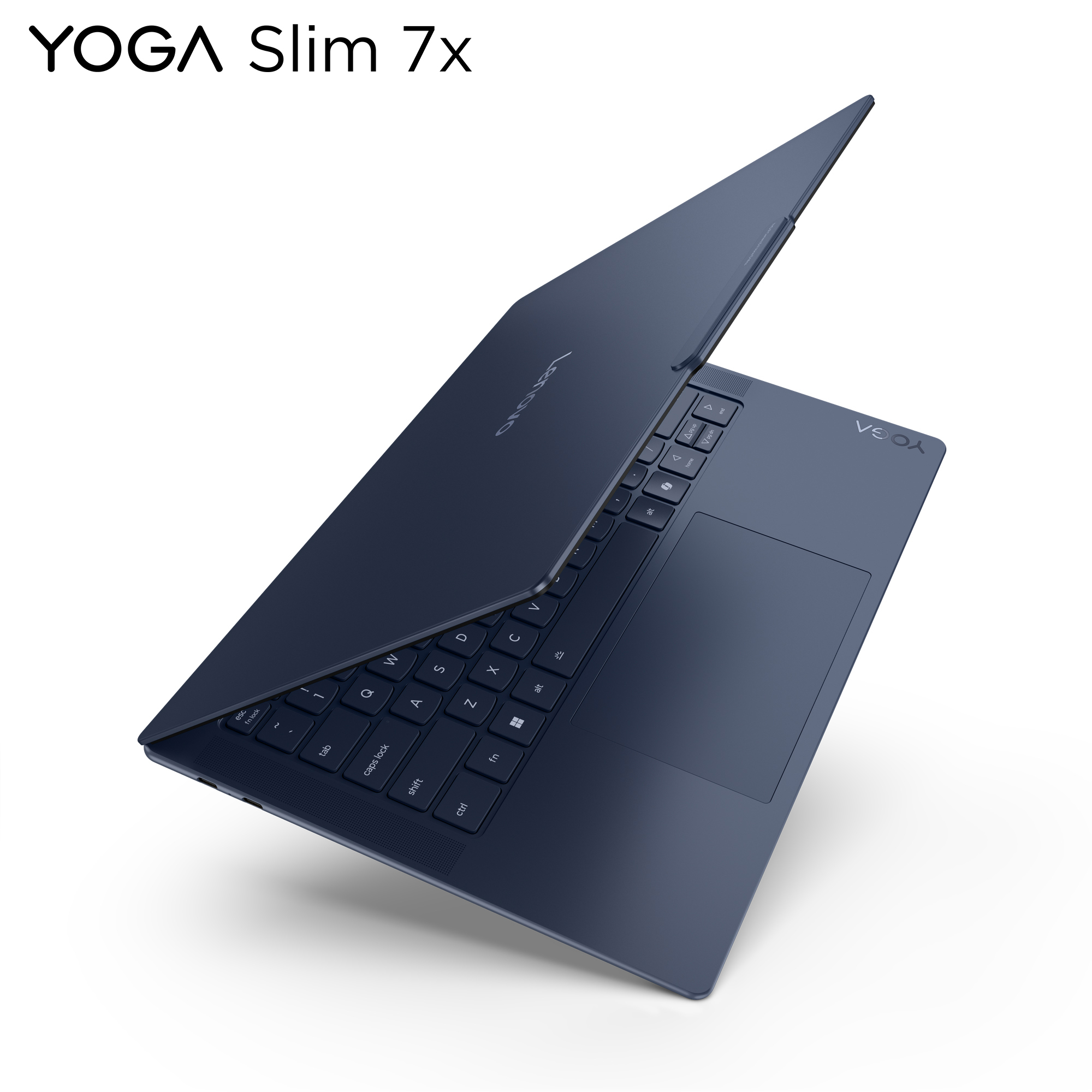 Un laptop blu scuro, leggermente aperto, su una superficie bianca. Il logo Lenovo è visibile.