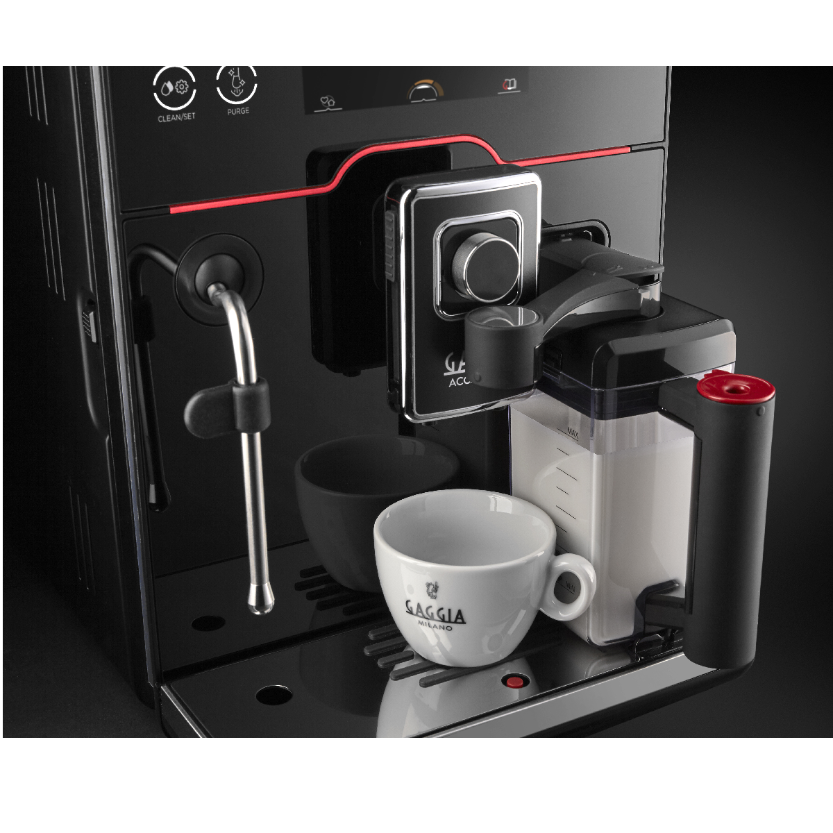 Eine schwarze Gaggia Kaffeemaschine mit einer Tasse und einem Milchbehälter. Die Maschine steht auf einer schwarzen Oberfläche.
