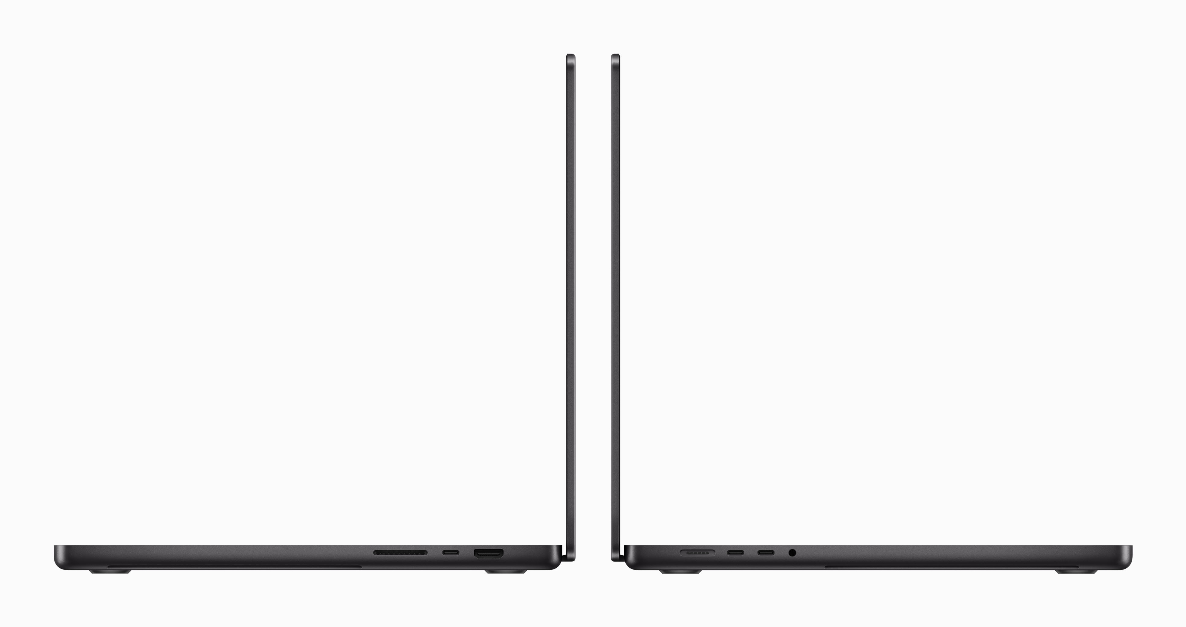 Dwa czarne laptopy obok siebie na białym tle, pokazujące porty i ekrany.