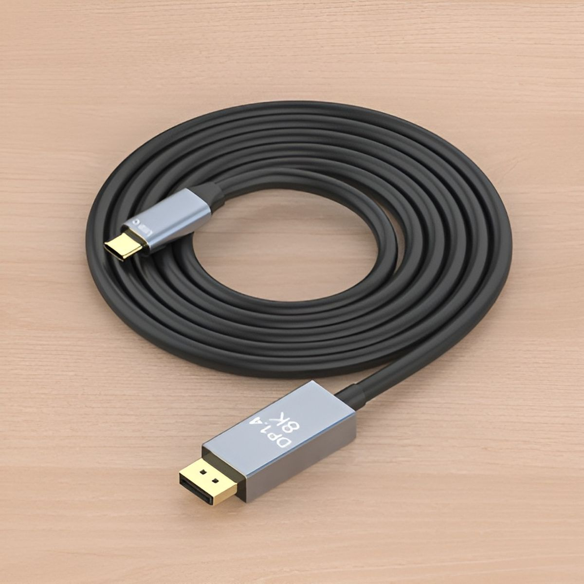 Czarny zwinięty kabel z USB-C do złącza DP1.4 8K. Drewniana powierzchnia.