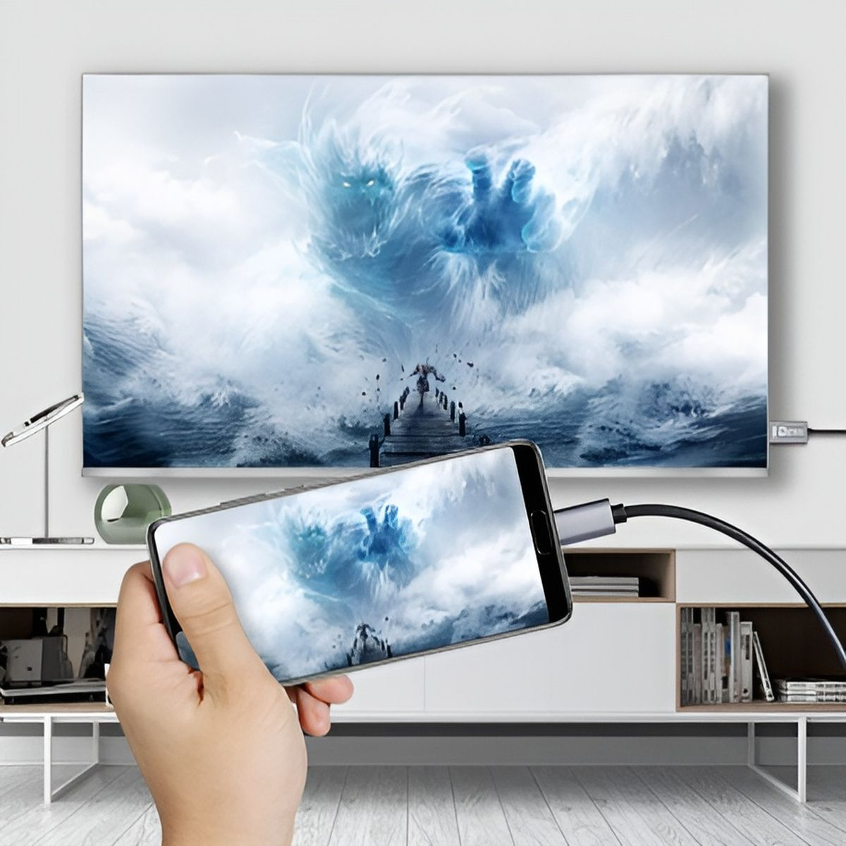 Dłoń trzymająca telefon podłączony do ekranu z cyfrowo stworzoną sceną burzy.