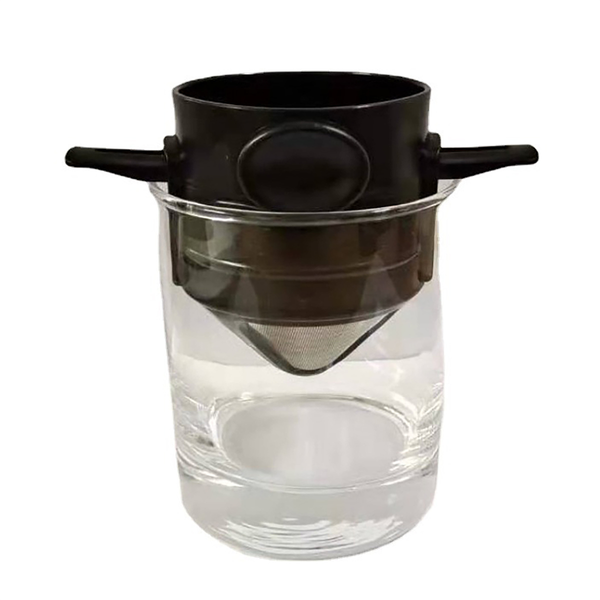 Ein schwarzer Kaffeefilter sitzt auf einem Glasbecher mit Wasser, bereit zum Brühen.