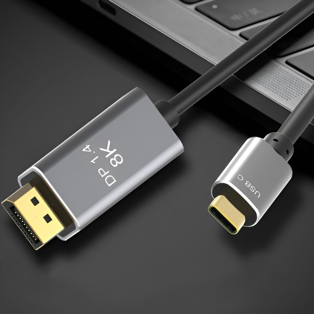 Szary kabel HDMI do USB-C z wtyczkami, podłączony na czarnej powierzchni.