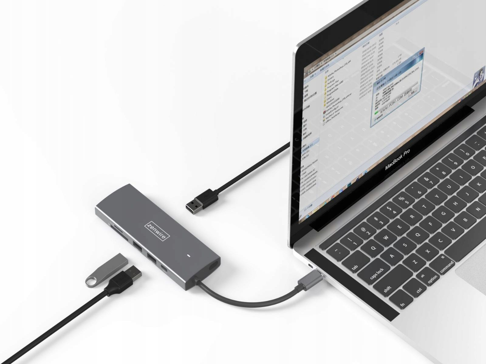 Laptop, der mit einem Hub mit einem USB-Stick verbunden ist. Der Laptop ist geöffnet und zeigt Dateien an.