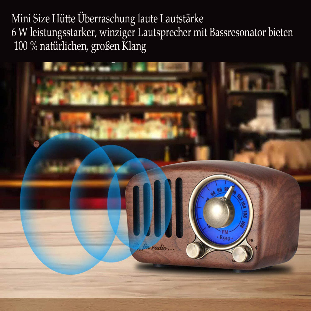 Retro-Radio aus Holz auf einem Holztisch, mit blauen Schallwellen-Grafiken.