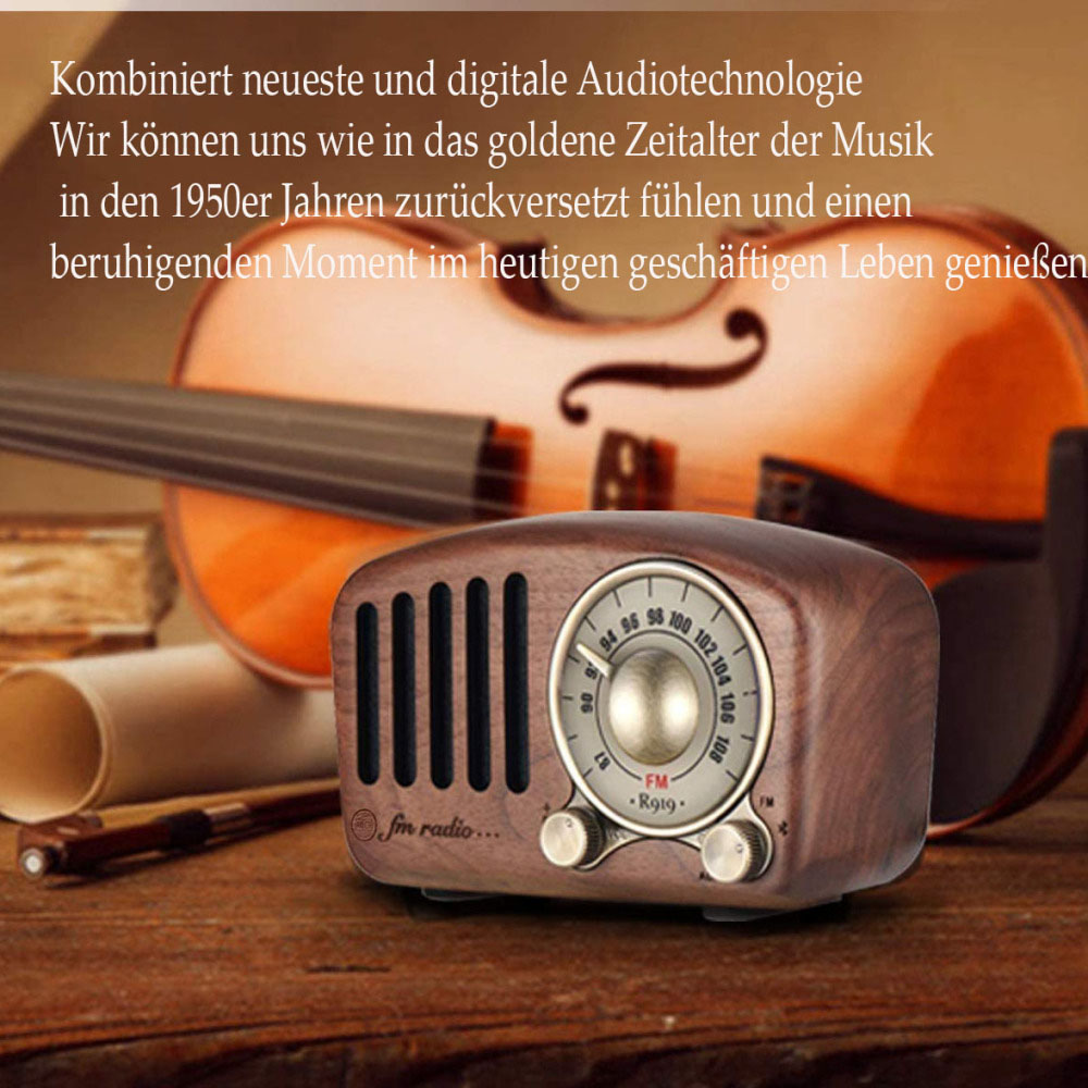 Holzradio mit Drehknopf. Eine Geige und Noten sind im unscharfen Hintergrund.