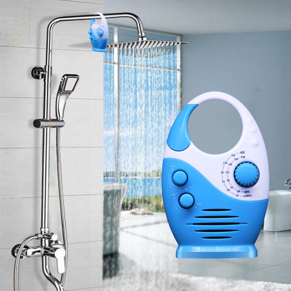 Blau-weißes Duschradio neben einem verchromten Duschkopf und Wasserhahn, weiße Fliesenwand.