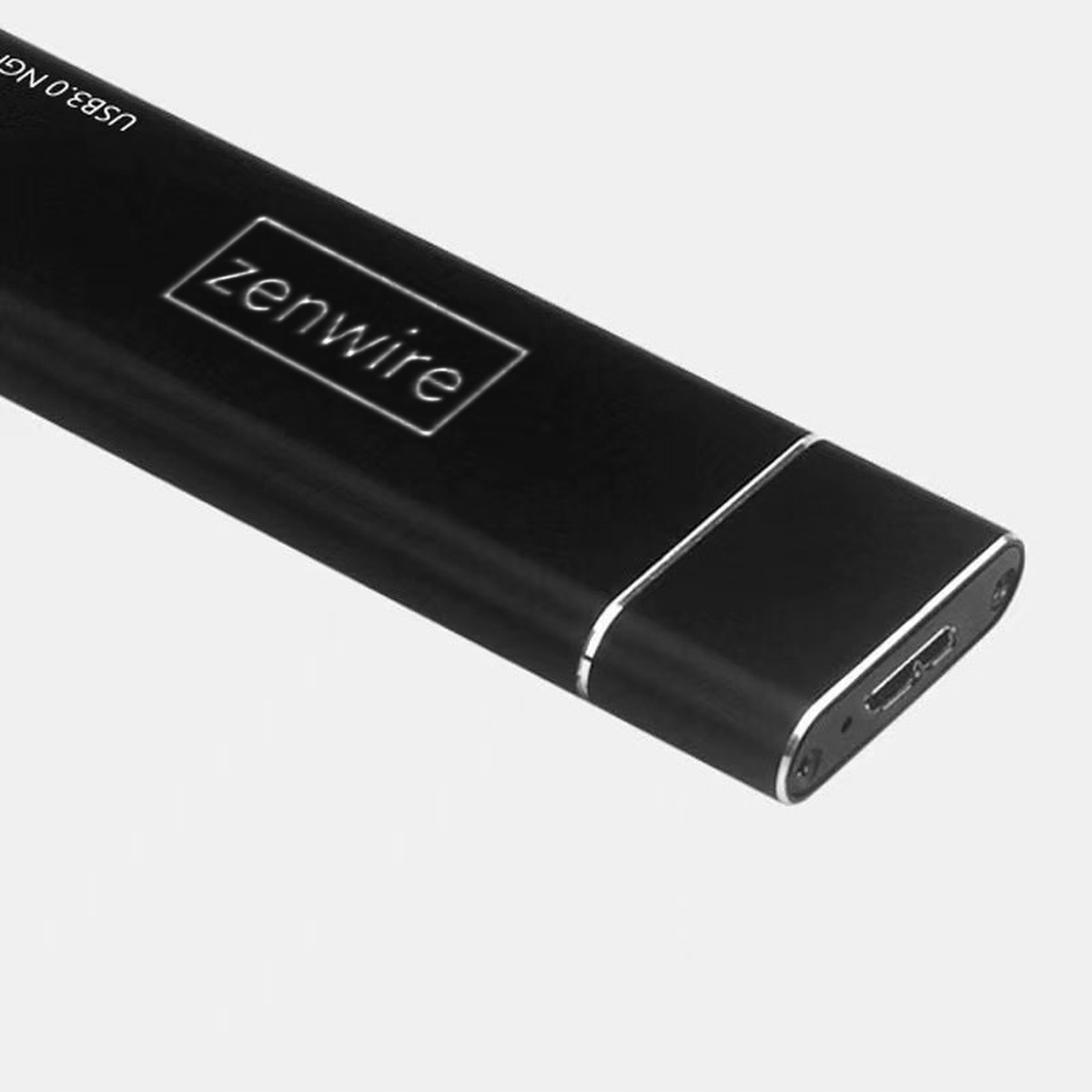 Czarny pendrive z srebrnym obramowaniem, z logo 'zenwire' z boku.