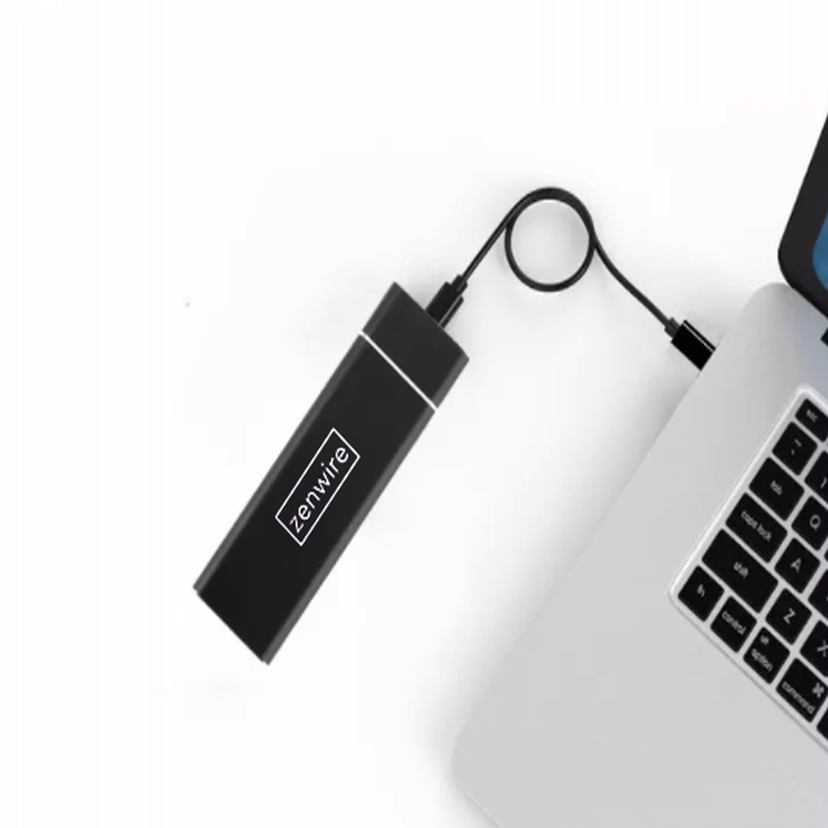 Czarny zewnętrzny dysk twardy podłączony do laptopa.