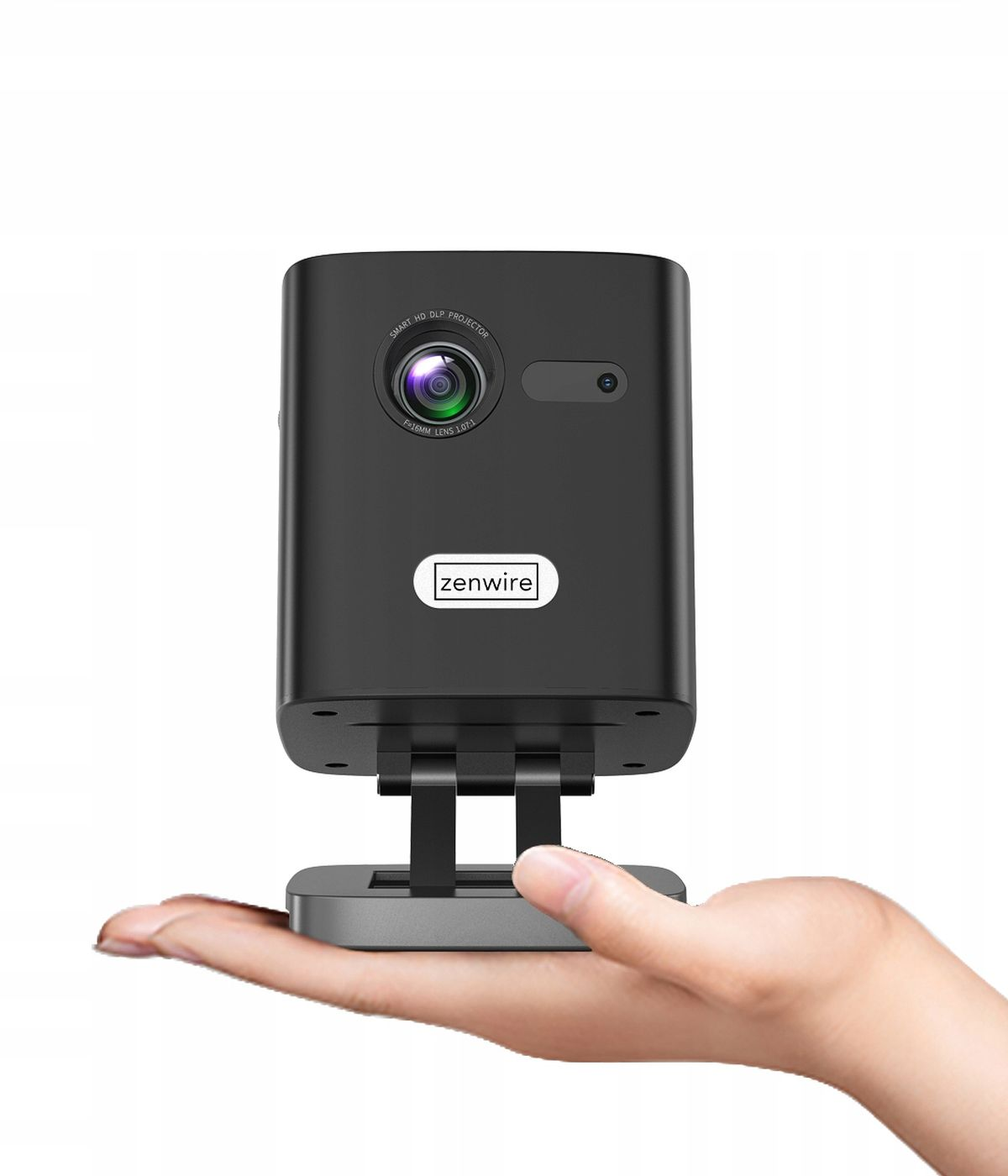 Czarny projektor trzymany w dłoni, z białym logo. Stoi na małym, szarym stojaku.