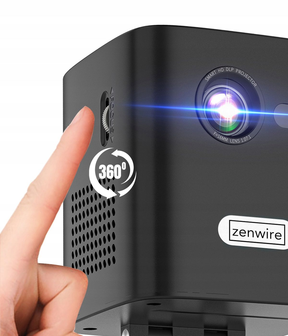 Czarny projektor z ręką regulującą pokrętło ostrości. Ikona 360 stopni znajduje się z boku.