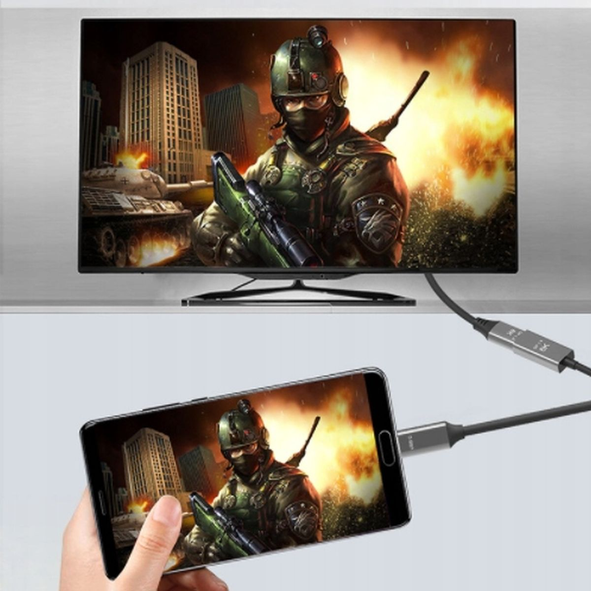 Ein Smartphone ist über ein Kabel mit einem Fernseher verbunden. Der Fernseher zeigt einen Soldaten. Das Telefon zeigt ein ähnliches Bild.