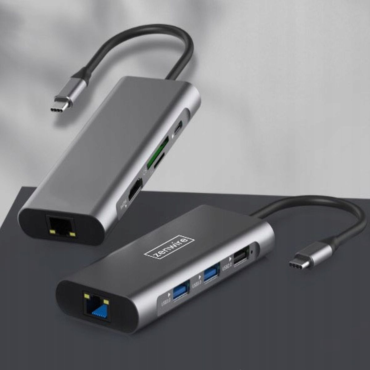 Dwa szare huby USB, z wieloma portami i złączem USB-C.