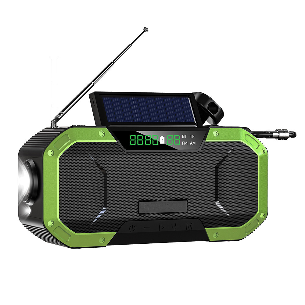 Gr ünes und schwarzes Radio mit Antenne und Solarpanel. Es hat ein digitales Display und eine Taschenlampe.