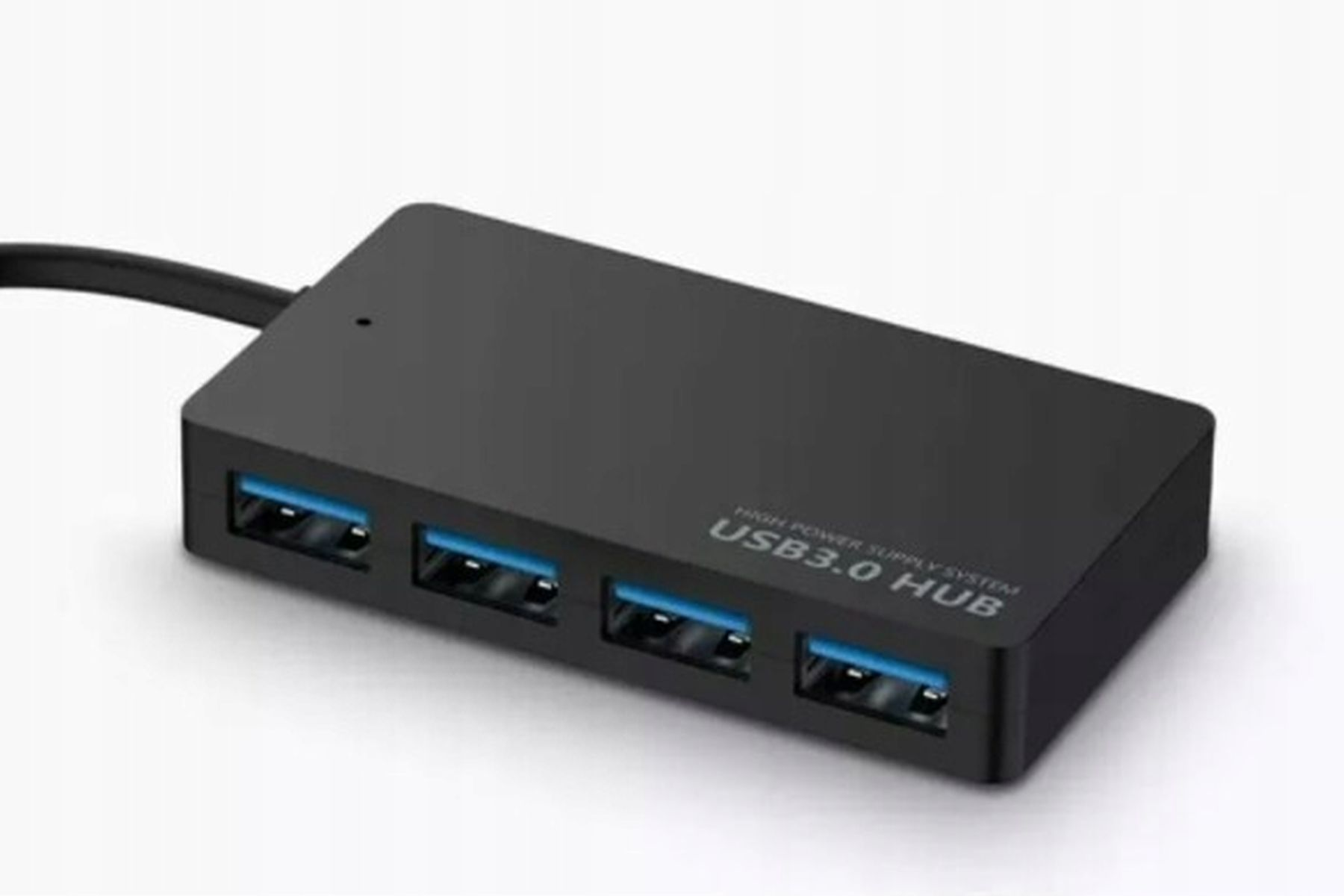 Schwarzer USB 3.0-Hub mit vier blauen USB-Anschlüssen, auf weißem Grund.