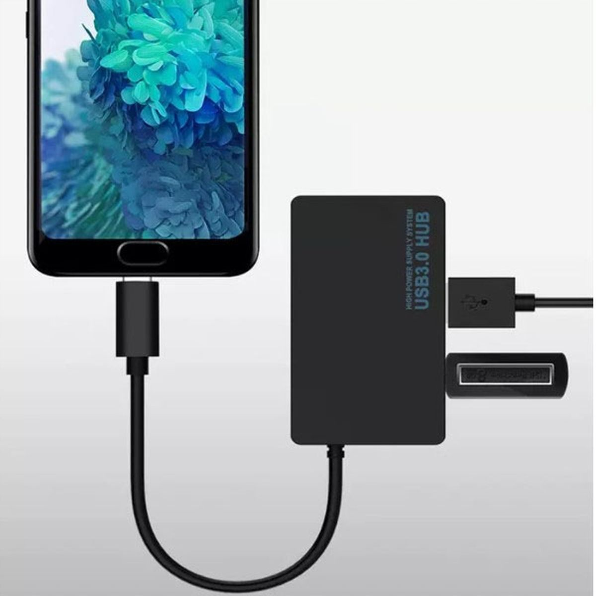 Schwarzer USB 3.0-Hub, an ein Telefon angeschlossen, mit USB-Anschlüssen für verschiedene Verbindungen.