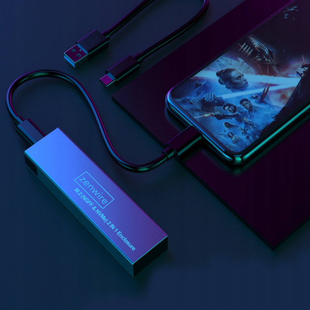 Niebieska i srebrna obudowa M.2 z czarnym kablem podłączonym do smartfona wyświetlającego film.