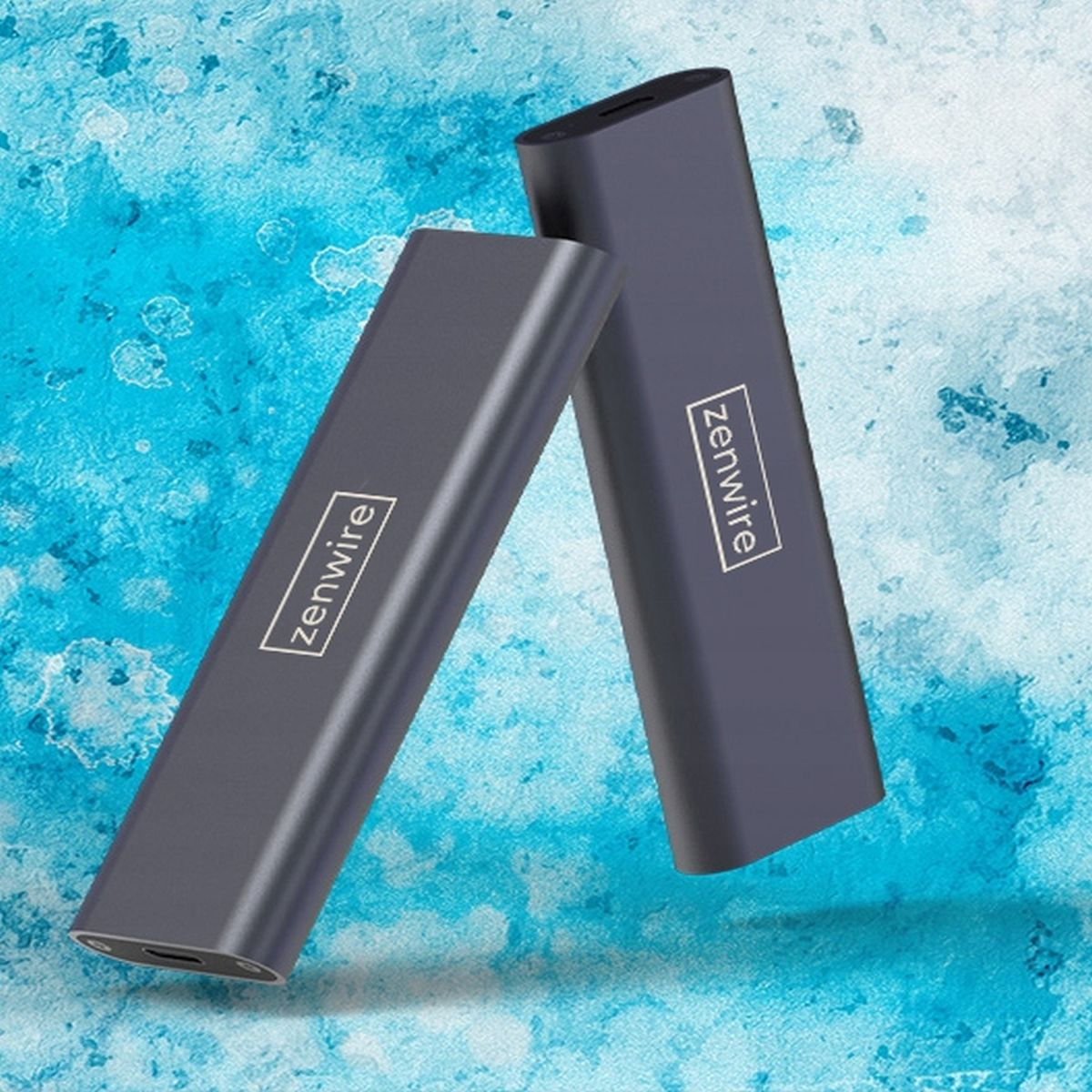 Zwei graue Zenwire USB-Laufwerke auf blauem Hintergrund.