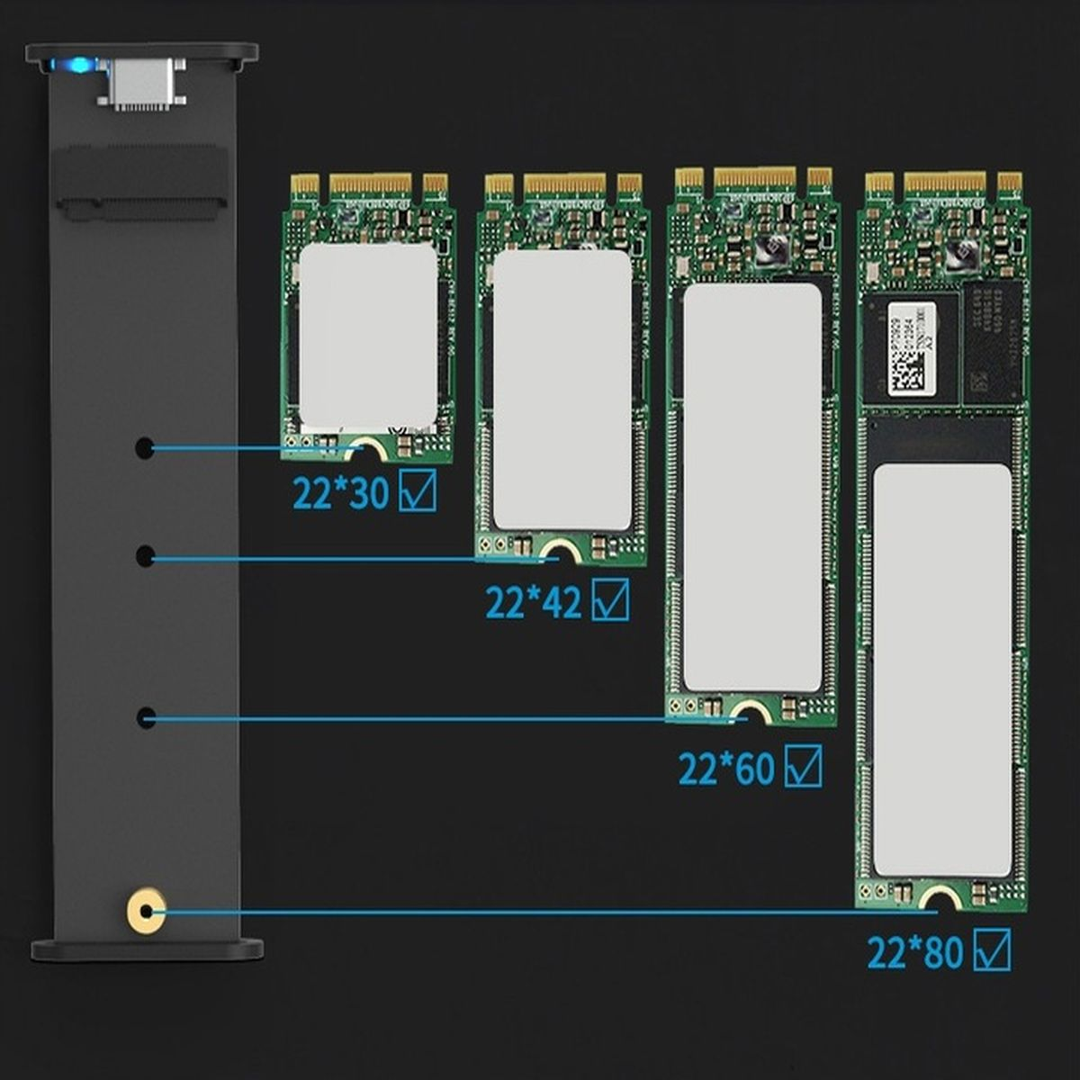 Vier M.2 SSDs unterschiedlicher Größe, verbunden mit einem schwarzen Adapter.