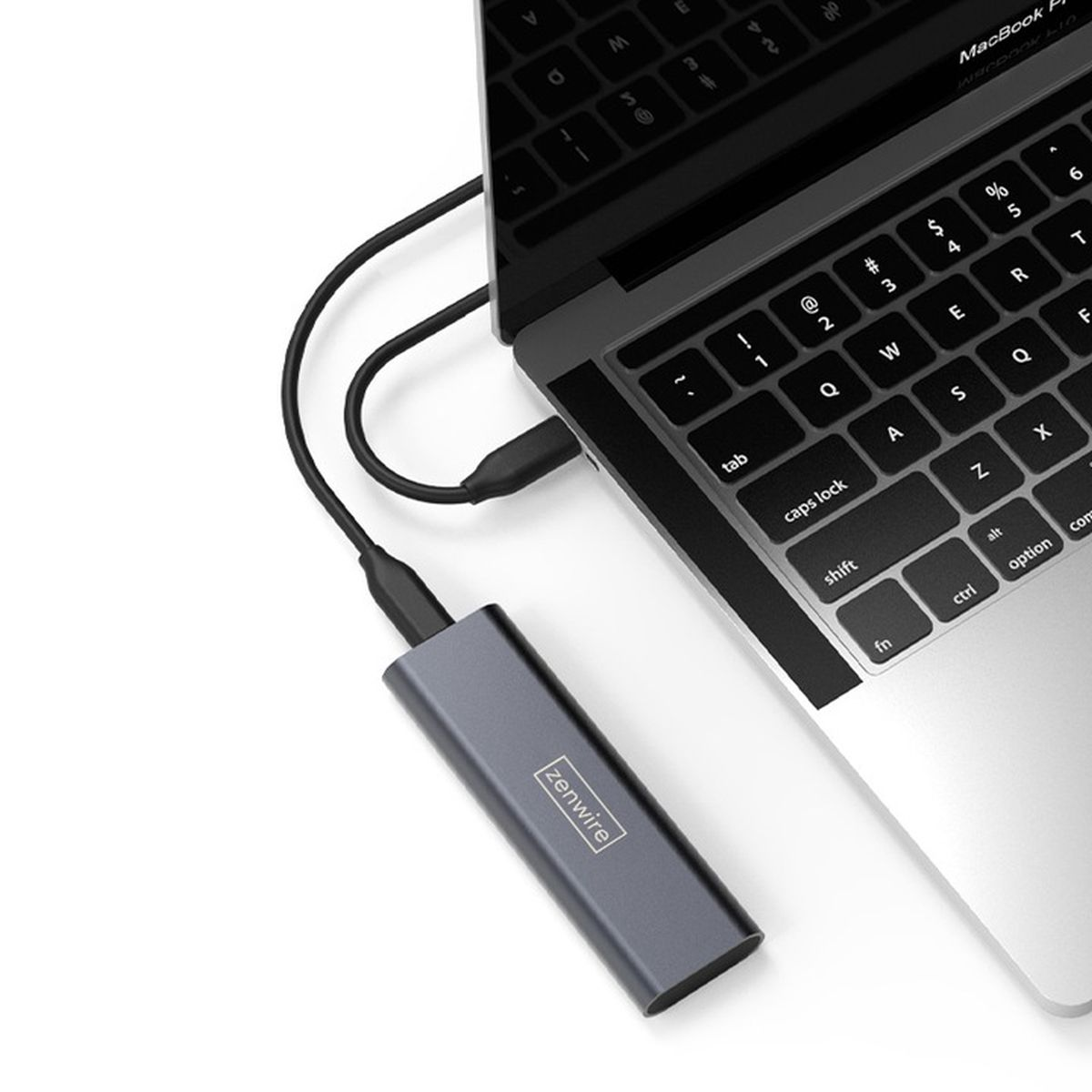 Laptop mit grauer externer Festplatte verbunden, schwarzes Kabel. Weißer Hintergrund.