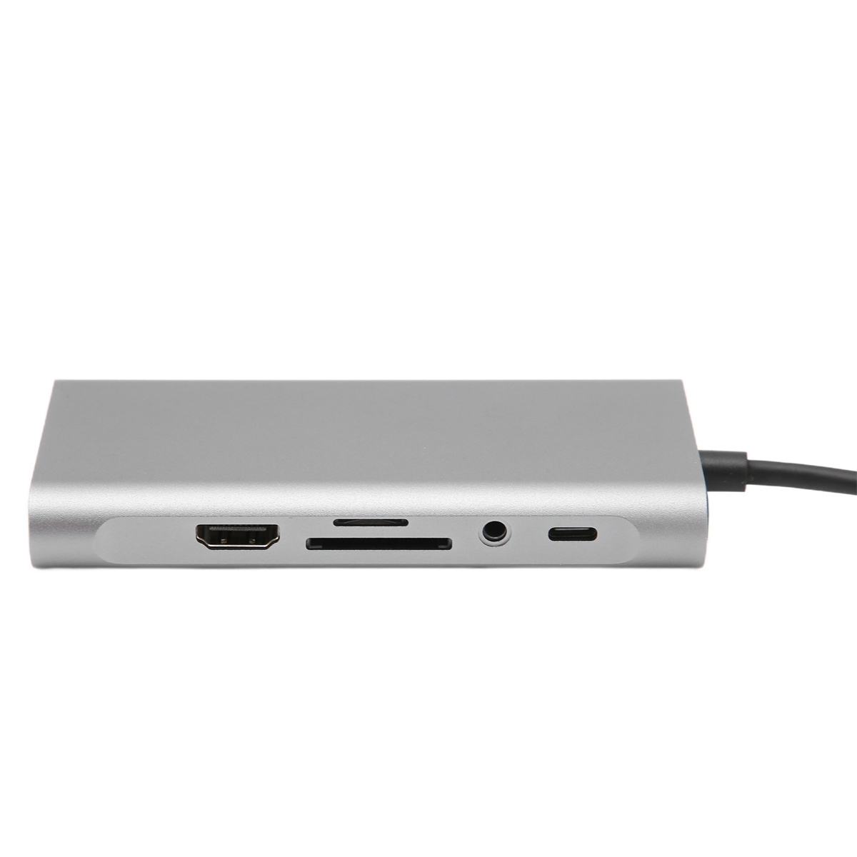 Silberfarbener, rechteckiger Hub mit mehreren Anschlüssen. Ein schwarzes Kabel ist angeschlossen.