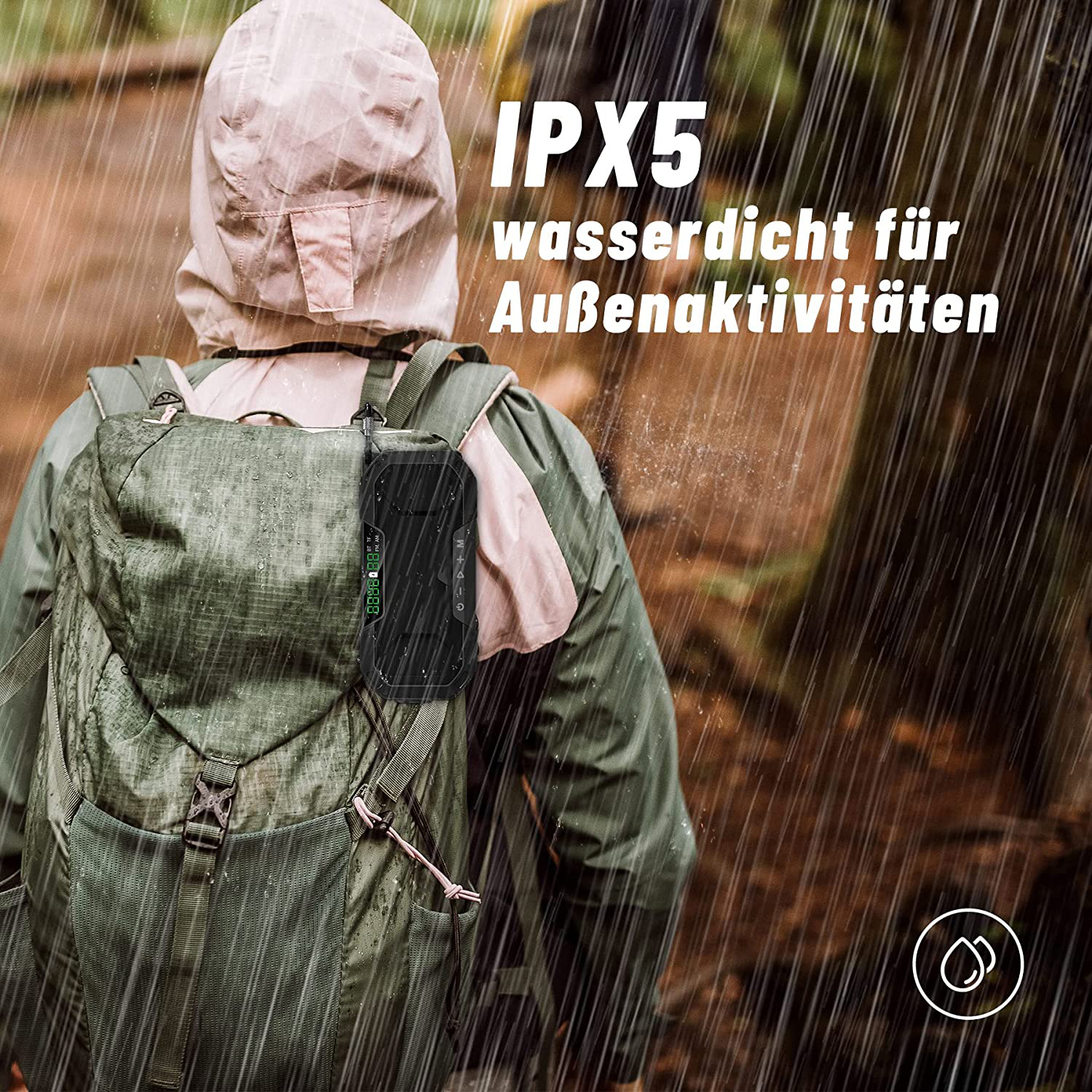 Eine Person trägt einen wasserdichten Rucksack im Regen. Text: 'IPX5 wasserdicht für Outdoor-Aktivitäten'.