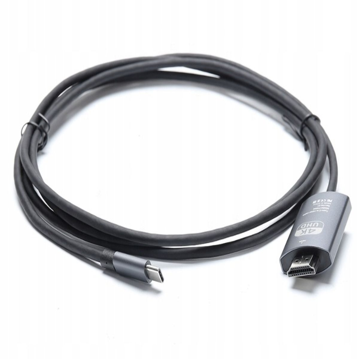 Zwinięty szary kabel USB-C do HDMI z złączami na każdym końcu, na białym tle. Widoczne szczegóły marki i modelu.
