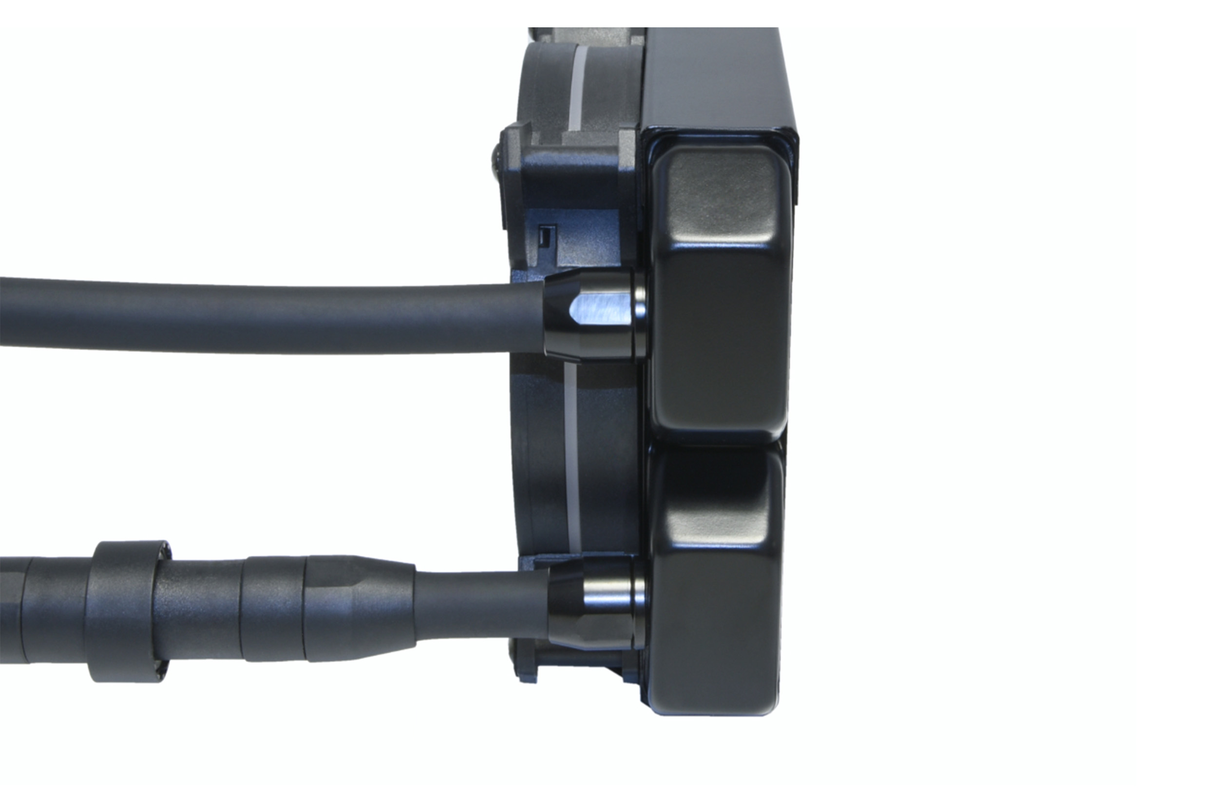 Zbliżenie chłodnicy cieczy, z czarnymi rurkami i złączkami. Białe tło.