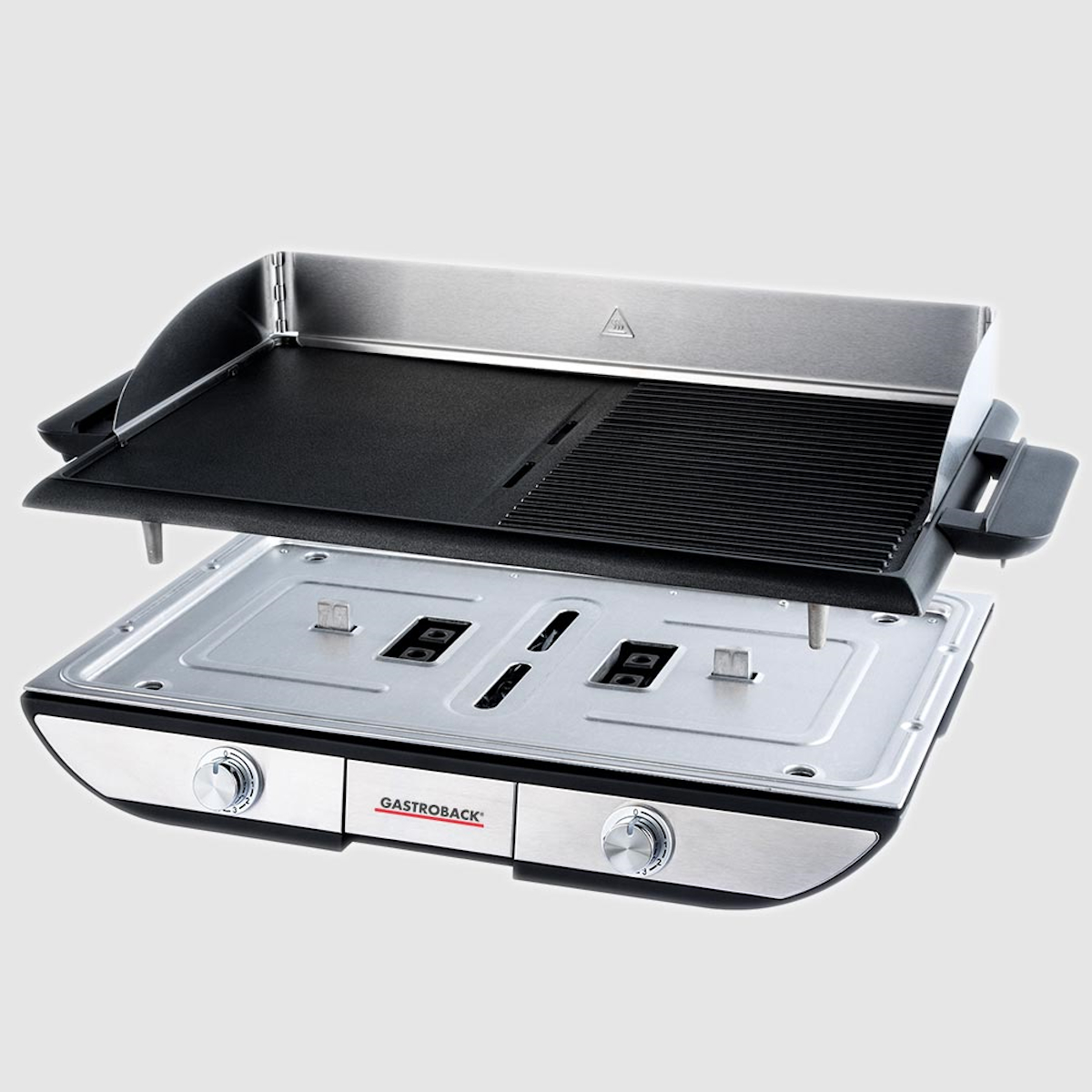 Elektrischer Grill mit zwei Kochflächen, eine glatt und eine gerippt. Silberne und schwarze Details.