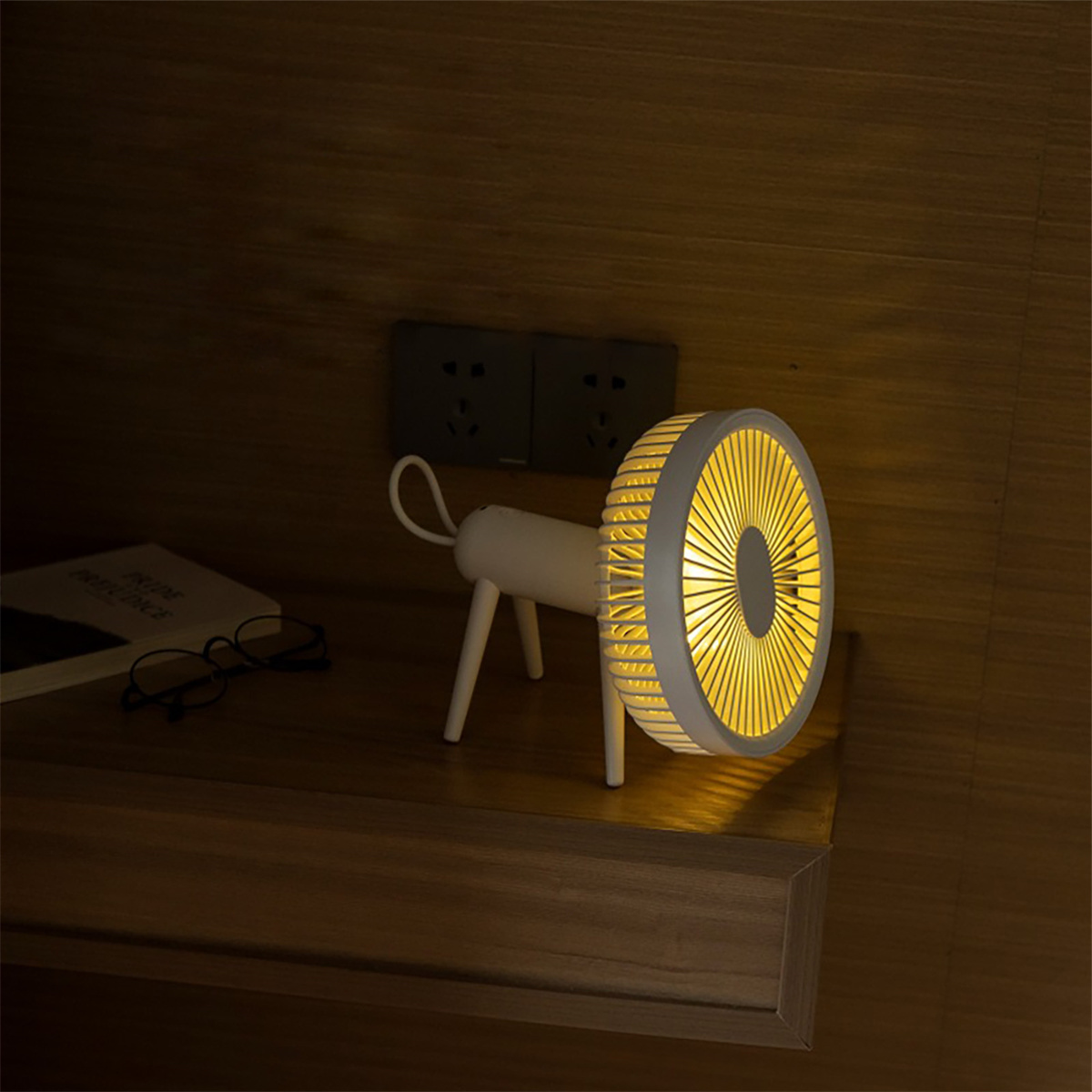 Weißes fächerförmiges Licht auf einer Holzoberfläche. Das Licht ist an und auf die Kamera gerichtet.