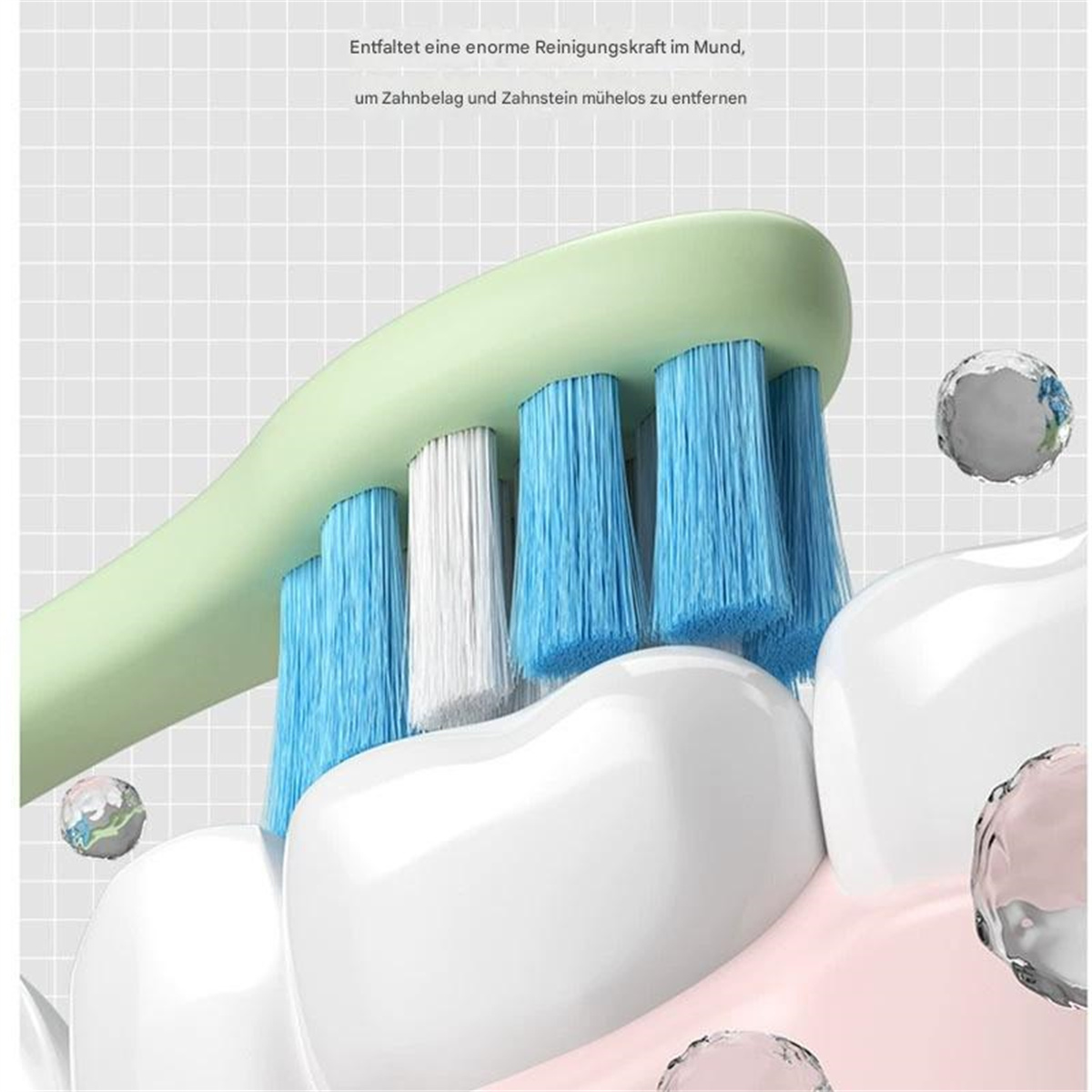 Nahaufnahme einer Zahnbürste mit grünem Griff, blauen und weißen Borsten und Zahnmodellen.