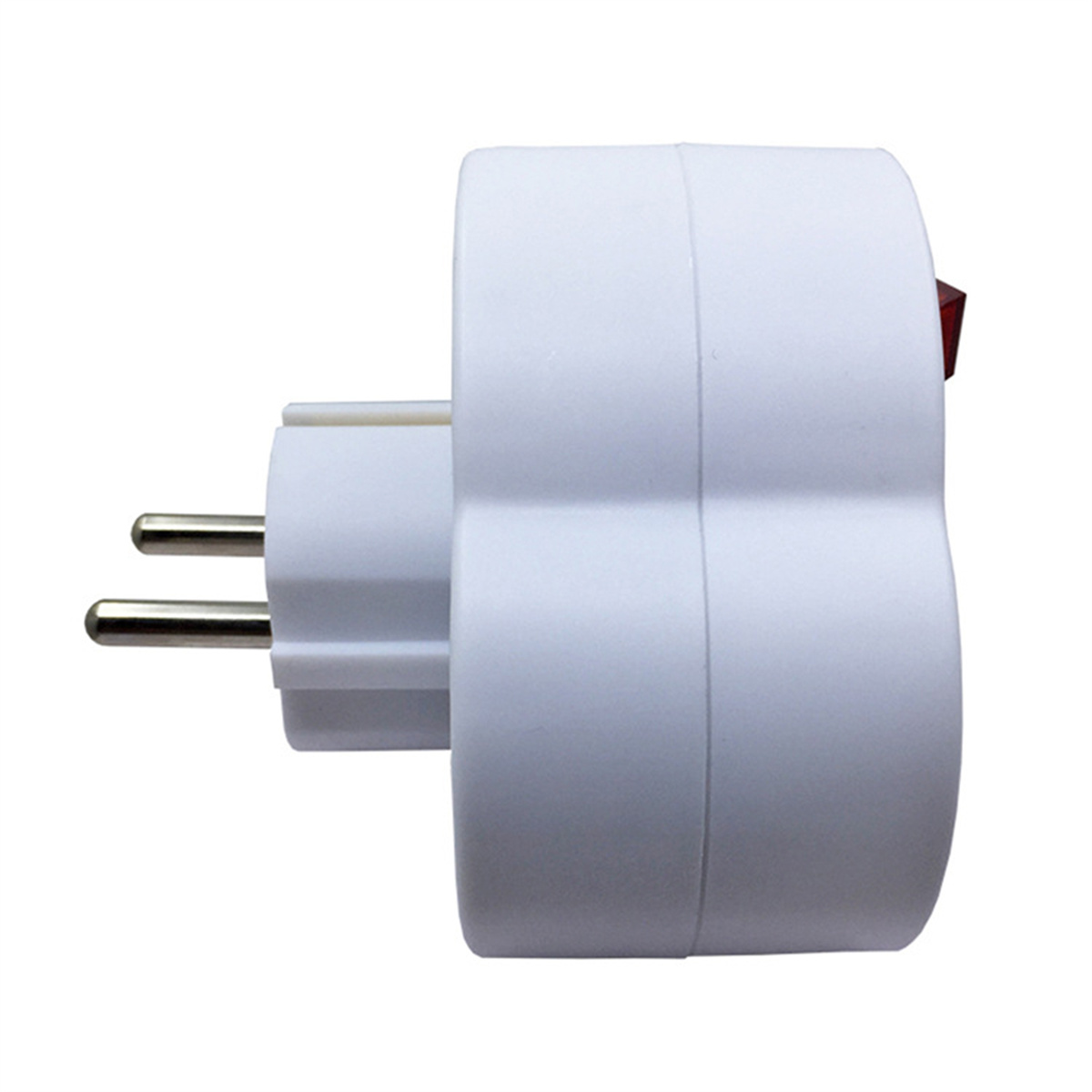 Weißer Reiseadapter mit rotem Schalter. Weißer Hintergrund.