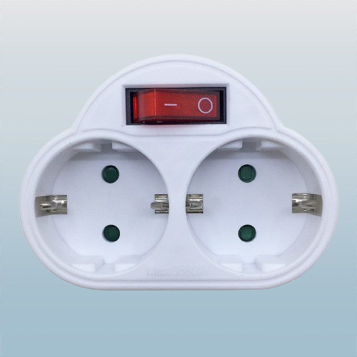 Weißer Steckdosenadapter. Zwei Steckdosen, roter Ein/Aus-Schalter. Blauer Hintergrund.