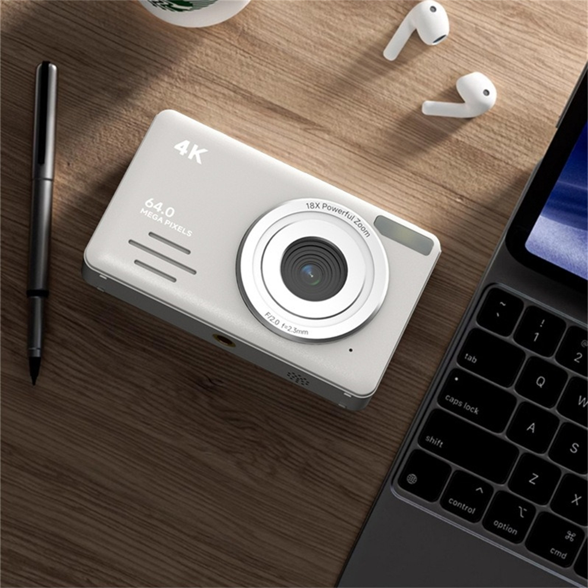 Silberne Kamera mit 4K, 64,0 Megapixeln, 18-fachem Zoom und Objektiv auf einem Holztisch.