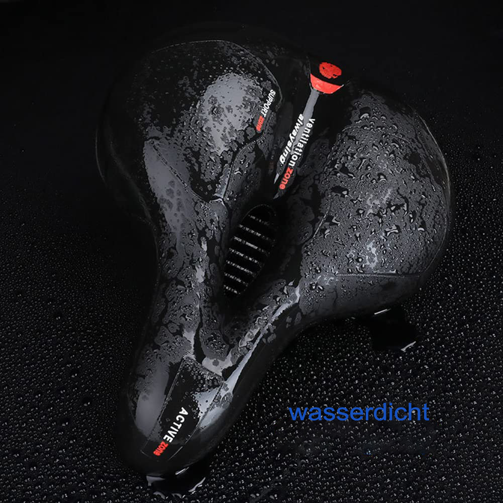 Ein schwarzer Fahrradsattel mit Belüftungszone und dem Wort "wasserdicht". Der Sattel ist nass.