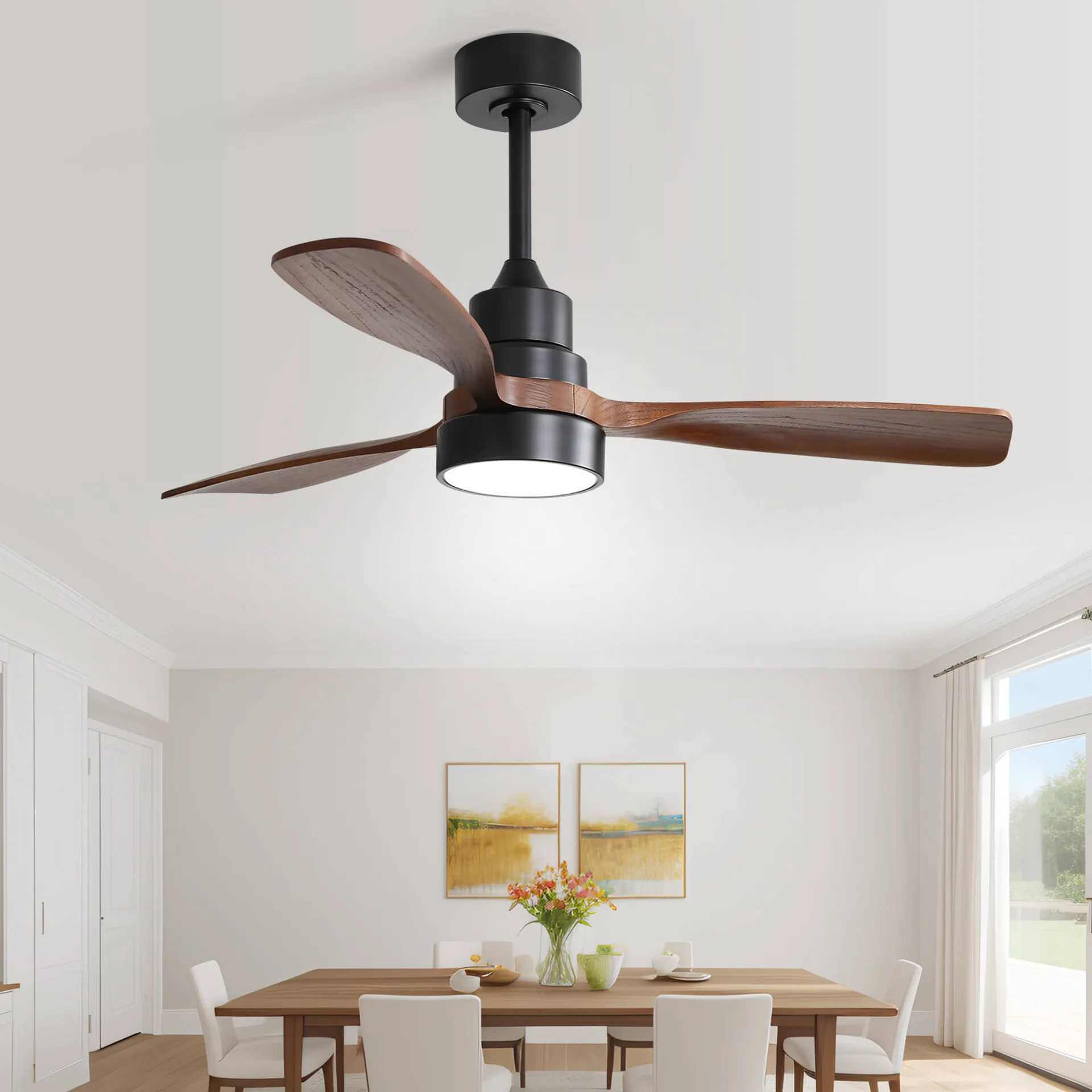 Ein Deckenventilator mit Holzflügeln und einem schwarzen Motor in einem Esszimmer mit Tisch und Stühlen.