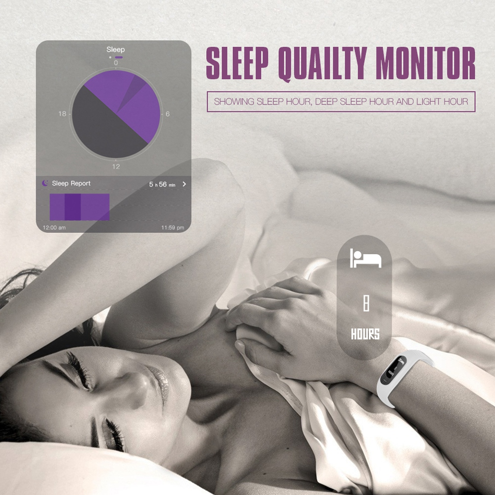 Frau im Bett mit Schlaftracker-Uhr. Schlafdaten auf dem Bildschirm angezeigt.