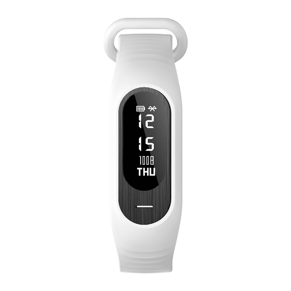 Weißer Fitnesstracker mit schwarzem Bildschirm, der Zeit und Datum anzeigt.