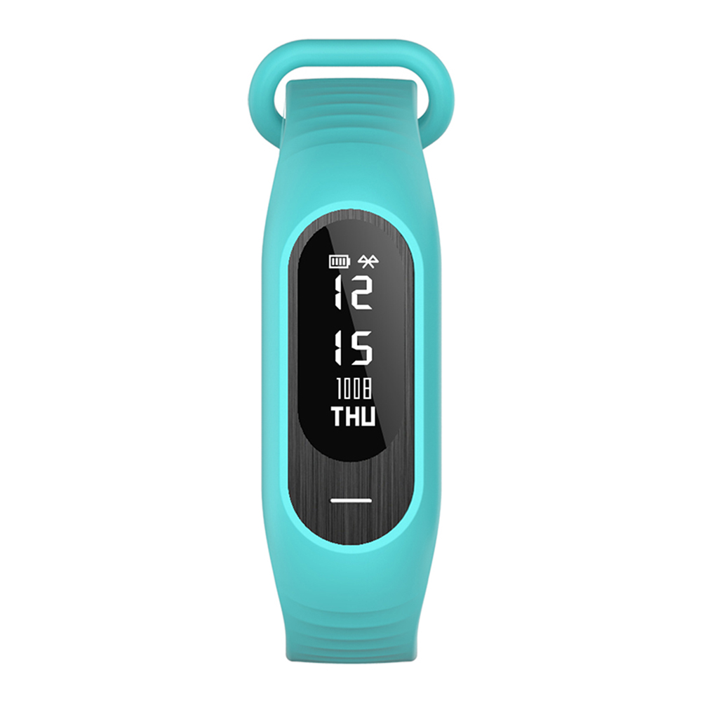 Ein hellblaues Fitness-Tracker mit Display, das Zeit, Akku und Bluetooth-Status anzeigt.