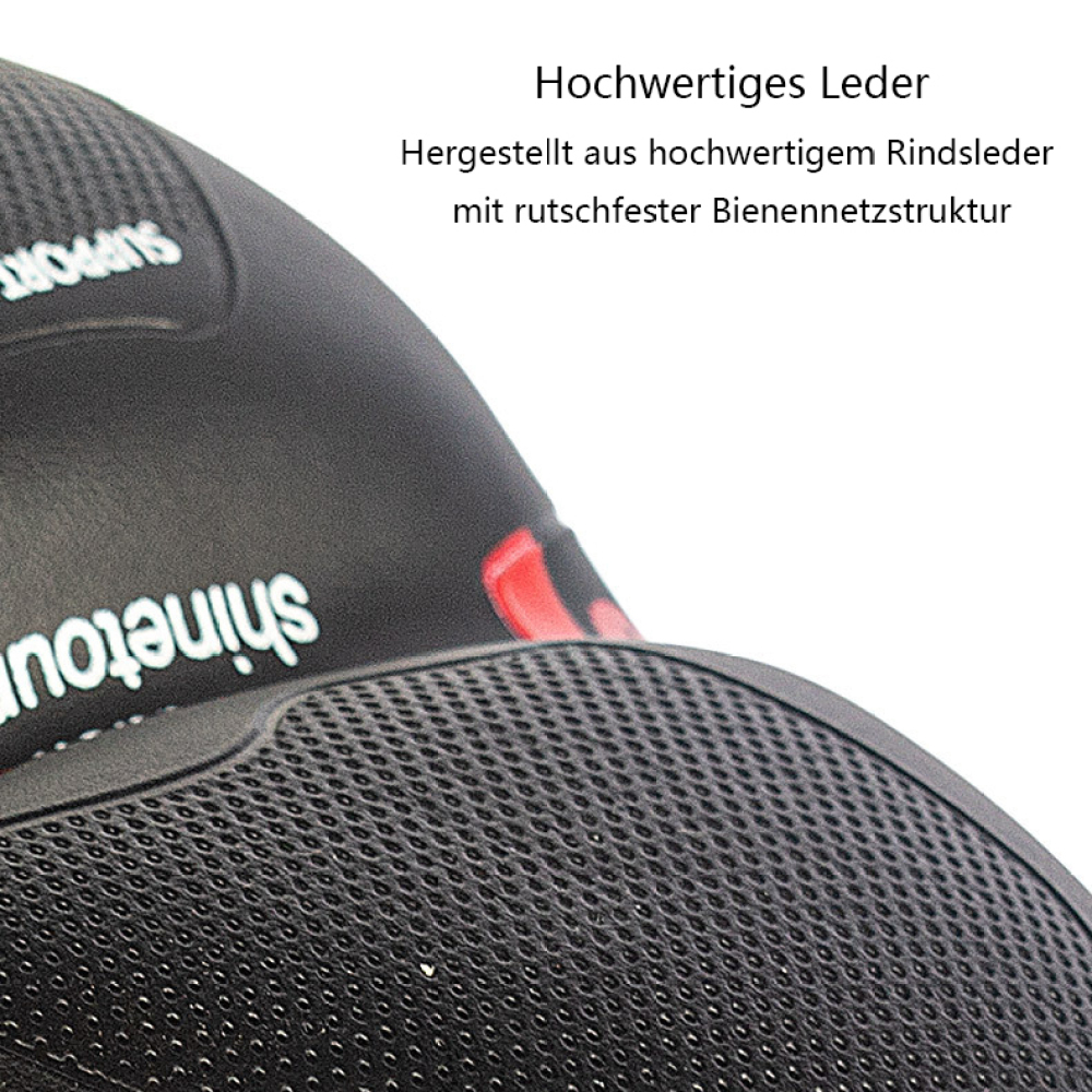 Nahaufnahme eines schwarzen Sattels mit strukturierter Oberfläche und roten Akzenten.