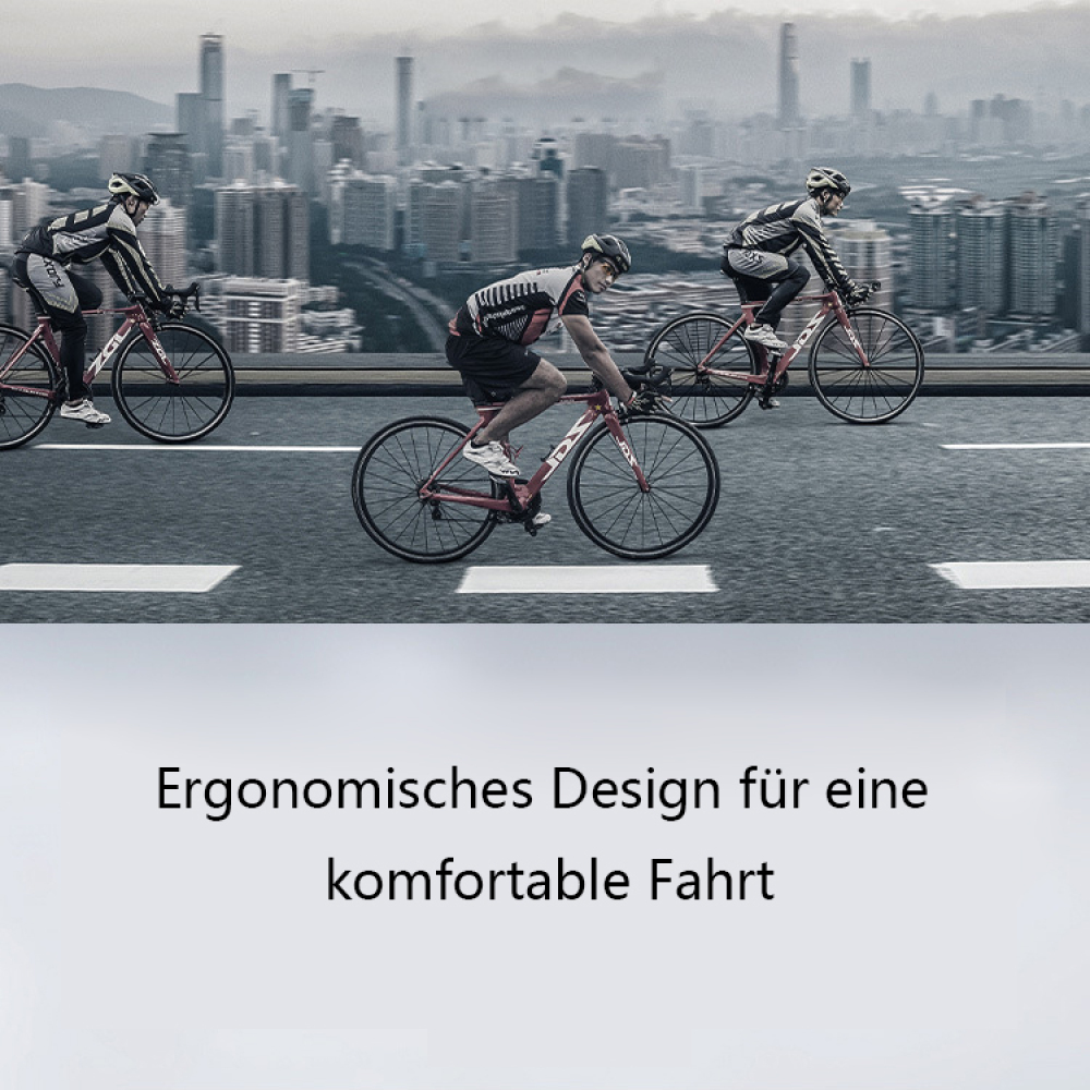Drei Radfahrer fahren auf einer Straße neben einer Stadt.