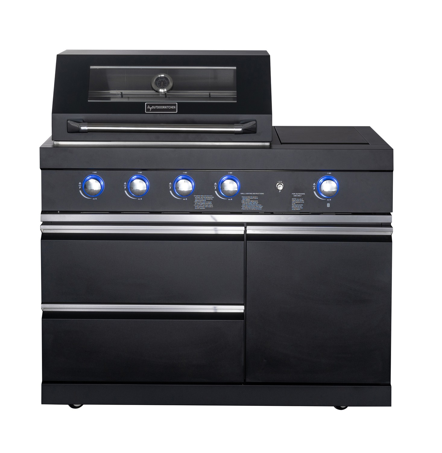 Schwarzer Outdoor-Küchengrill mit Glastürofen und mehreren Brennern auf weißem Hintergrund.