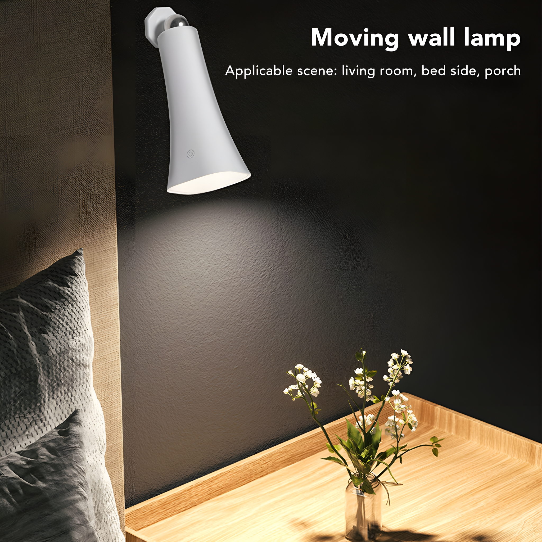 Eine weiße Wandleuchte scheint Licht auf einen Holztisch mit Blumen und eine dunkle Wand. Die Szene ist ein Wohnzimmer-Setup.