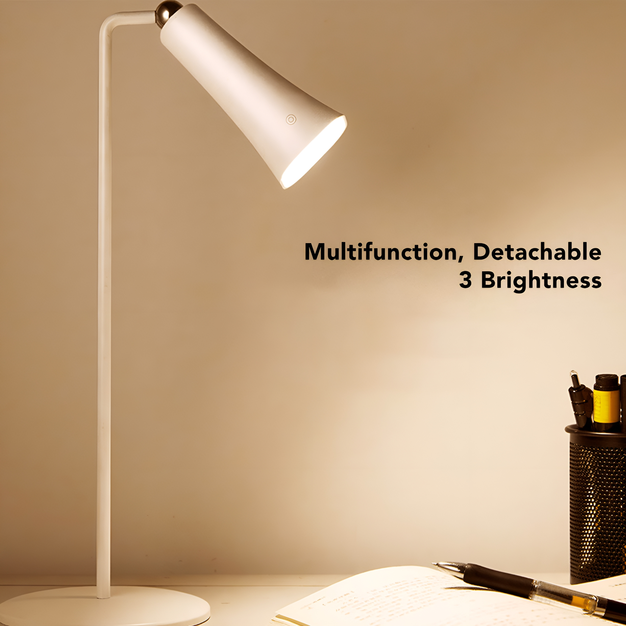 Weiße Schreibtischlampe mit schrägem Kopf, die einen Schreibtisch mit Notizbuch und Stift beleuchtet.